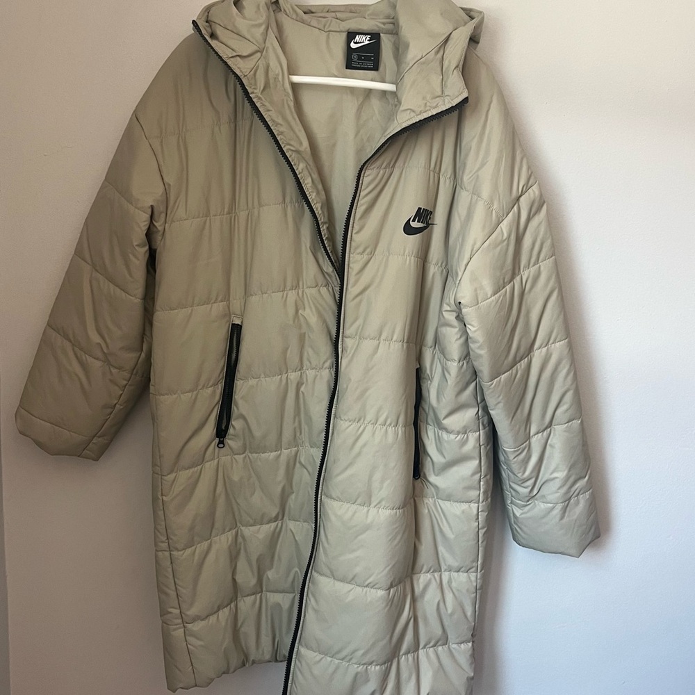 Nike lightweight hooded puffer jacket